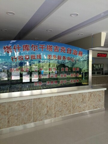 新疆自治區(qū)塔縣政務(wù)服務(wù)中心叫號(hào)系統(tǒng)、信息發(fā)布系統(tǒng)由米可提供1.jpg